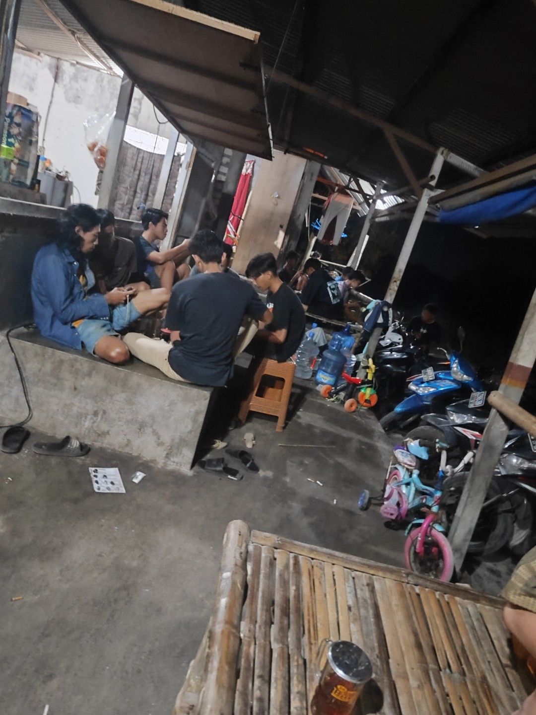 Orang-orang berkumpul di warung kopi tradisional Indonesia