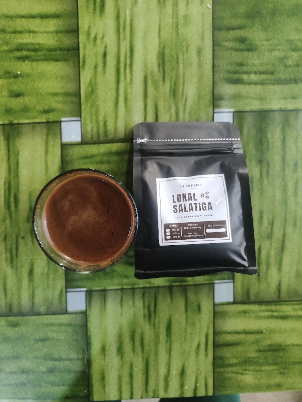 Proses penuangan air panas ke dalam dripper kopi murni